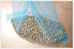 生豆を水切り網袋に入れる