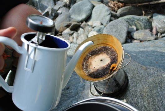 挽きたてコーヒーに抜群に美味しくなる温度の湯をそそぐ