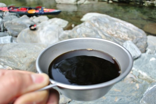 川の側で淹れたてコーヒー