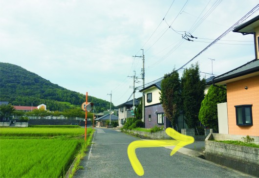 オレンジ色の壁で曲がる