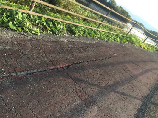 ひび割れた自転車道