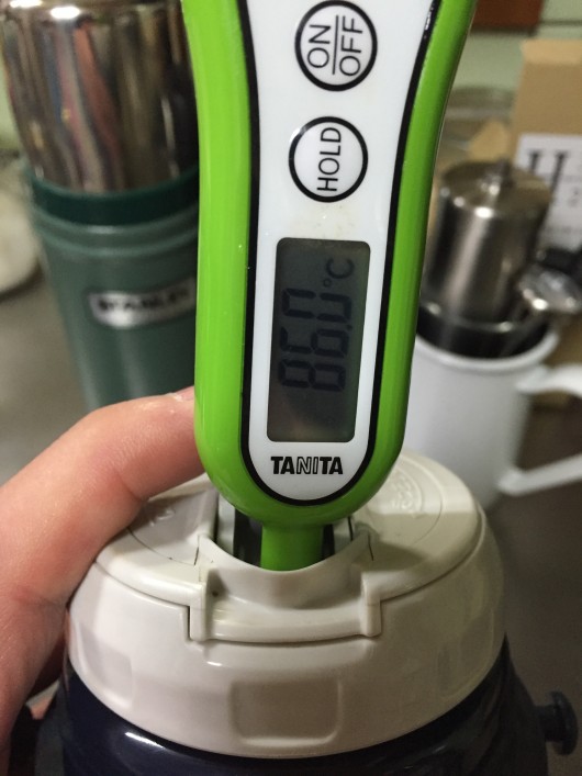 右から３番めが、象印 水筒ボトル　１Ｌ