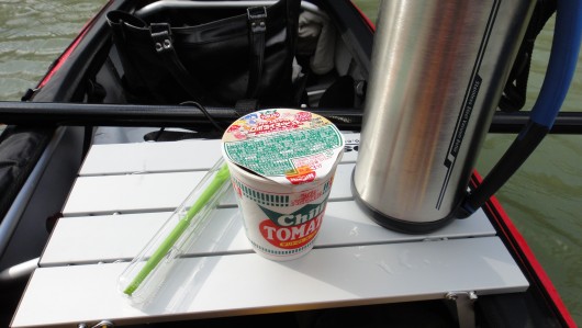 カヌーでカップラーメン