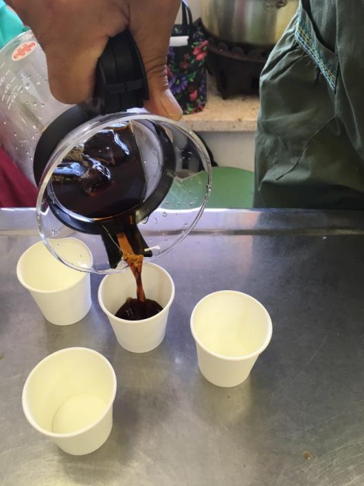 お互いがいれたコーヒーを飲み比べます