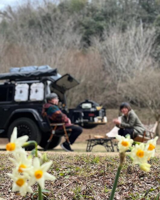 思い出の公園で笑う夫と娘